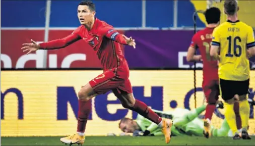  ??  ?? Cristiano Ronaldo celebra el primero de sus dos goles a Suecia, el 100 de su carrera en la selección portuguesa.