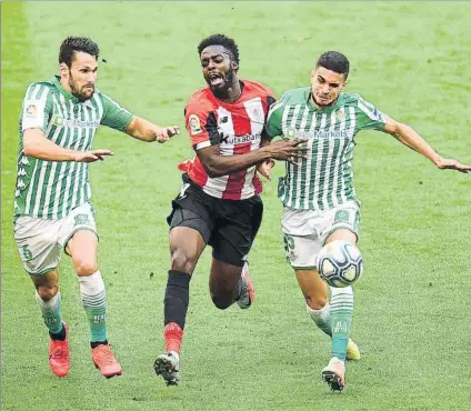  ?? FOTO: GETTY ?? Sigue con su racha
Williams intenta superar la presión de Pedraza y Bartra en el duelo del pasado sábado en San Mamés