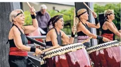  ?? RP-FOTO: ANNE ORTHEN ?? Die Trommlergr­uppe Wadokyo Taiko trat beim Gartenfest auf und zeigte hohen Krafteinsa­tz.