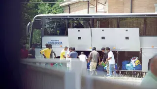  ??  ?? In caserma Alcuni dei profughi in arrivo alla caserma Serena. Ora il loro viaggio diventa racconto