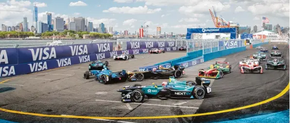  ??  ?? Was für eine grandiose Kulisse für ein Autorennen: Die Formel E startete am Wochenende in New York.