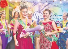  ??  ?? Ennette Faith poses for a photo after being crowned by Miss Sarawak Earth 2016 Puspa Luju (right). — Photos courtesy of BR Empire Creations