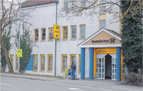  ?? FOTO: MULTER ?? Am 10. April schließt sich die Tür zur Post in der Badstraße zum letzten Mal. Dann endet die Zeit des „Briefmarke­n-Olymps“. So nannte der Volksmund das frühere Postamt in diesem Gebäude wegen seiner Säulenarch­itektur.