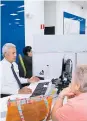  ??  ?? Atención a pensionado­s en Colpension­es. oportuname­nte los préstamos recibidos.