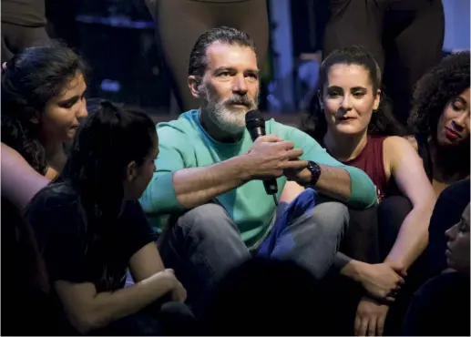  ??  ?? Banderas e le attrici di Esaem Teatro Antonio Banderas, a Malaga: lo ha inaugurato nel 2017