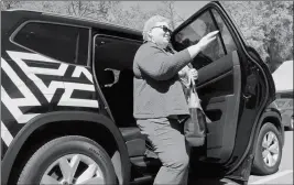  ?? ASSOCIATED PRESS ?? THIS PHOTO TAKEN MARCH 7 SHOWS CINZHASHA FARMER, WHO IS BLIND, exiting a vehicle equipped with software meant to help the visually impaired interact with self-driving cars in Ocala, Fla. The 41-year-old was eager to participat­e in the study so she can...