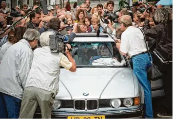  ?? Foto: dpa/Martin Valentin Menke ?? Das Geiseldram­a von Gladbeck ging als journalist­ischer Sündenfall in die Geschichte ein. Fotografen und TV Teams umringten die Entführer in der Kölner Innenstadt – hier eine nachgestel­lte Szene aus dem Film.