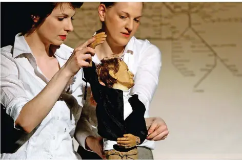  ?? FOTO: MEIKE LINDEK ?? Sabine Mittelhamm­er und Ulrike Langenbein spielen ein Figurenstü­ck über Liebe und Zufall in der Berliner U-Bahn.