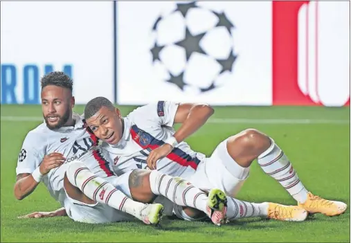  ??  ?? Neymar y Mbappé celebran el gol de empate del PSG en el duelo ante el Atalanta, ayer en Lisboa.