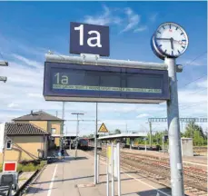  ?? FOTO: PAULINA STUMM ?? Am Aulendorfe­r Bahnhof ist an der elektronis­chen Anzeigetaf­el am Montagaben­d eine Informatio­n über den verlängert­en Schienener­satzverkeh­r zu sehen. Morgens waren viele Fahrgäste noch im Ungewissen.