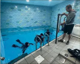  ??  ?? Céleste, Martin et Alexandre ont plongé dans une eau à  degrés.