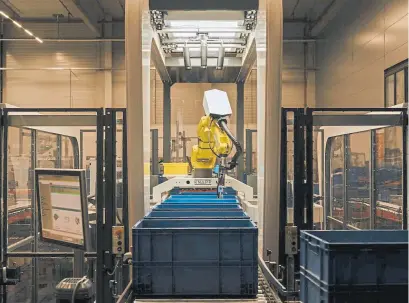  ?? Robert Rieger, © The New York Times Co. ?? A component-sorting robot picks up items at the Obeta warehouse in Ludwigsfel­de, Germany. The technology indicates that, in coming years, few warehouse tasks will be too small or complex for a robot.