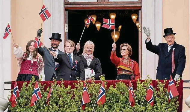  ?? Foto: Lise Åserud/NTB scanpix Pool/dpa ?? Königin Sonja (2. v. r.) mit König Harald (r.) und der Familie ihres Sohnes Haakon (2. v. l.).