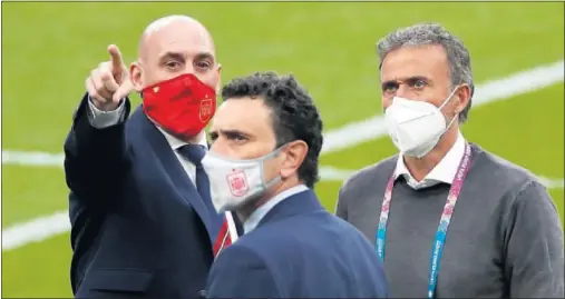 ??  ?? Luis Rubiales, Luis Enrique y Molina charlan antes del partido ante Italia en el césped de Wembley.