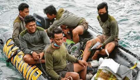  ?? Foto: Achmad Ibrahim, ap, dpa ?? Taucher und Rettungsbo­ote der indonesisc­hen Marine suchten das Wochenende über nach der abgestürzt­en Passagierm­aschine und den 62 Insassen. Lebend bergen konnten sie bisher niemanden. Stattdesse­n brachten sie wie hier vorne im Boot nur Trümmer an Land.