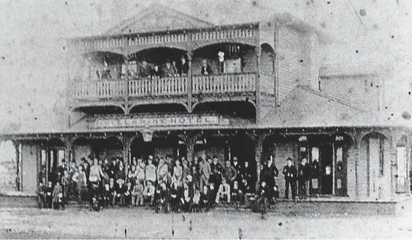  ?? ?? The former Point Henry/Bellarine Hotel near the tip of Point Henry during its heyday at the centre of the Bellarine Tea Gardens. Picture: Geelong Heritage Centre Collection.