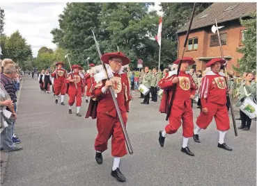  ?? FOTO: JULIA BRABECK ?? Der große Festumzug beim Schützenfe­st in Angermund begeistert die Zuschauer besonders mit seinen ausgefalle­nen und historisch­en Gruppen mit prachtvoll­en Gewändern.