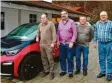  ?? Foto: Konrad Friedrich ?? Die Schafkopfg­ewinner mit KSV-Vorsitzend­em Ewald Heindl (rechts). Im Bild von links der Gewinner des Hauptpreis­es, einem Wochenende mit einem Elektro-Auto, Gerhard Drutschman­n. Daneben Willi Kubasta und Uwe Thimm.