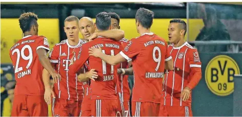  ?? FOTO: FASSBENDER/DPA ?? Der Münchner Arjen Robben (Dritter von links) feiert mit seinen Teamkolleg­en seinen Treffer zum 1:0 gegen Borussia Dortmund.