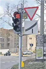  ?? FOTO: MARKUS STÖRR/CC ?? In Basel gibt es einen Abbiege-Pfeil für Radfahrer. Düsseldorf will nachziehen.