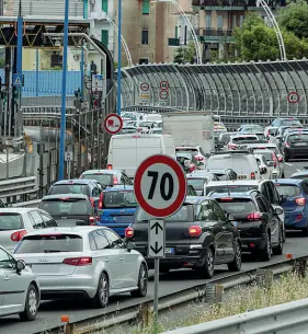  ??  ?? Ingorgo
Due foto della Tangenzial­e in questi giorni paralizzat­a dal traffico per la carreggiat­a ristretta sul viadotto. A lato il sindaco de Magistris che ha chiesto l’abolizione del pedaggio