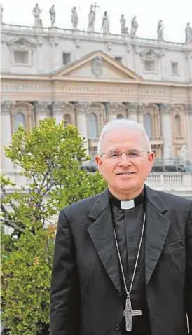  ??  ?? 0 El obispo italiano durante la entrevista en el Vaticano, el pasado 10 de junio.