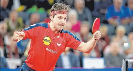  ?? FOTO: STROHMAIER ?? Der rechte Zeigefinge­r zeigt nach rechts, die linke Rückhand zielt nach links: Timo Boll in Neu-Ulm.