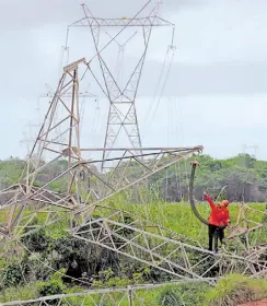  ?? REUTERS ?? EFEUna torre de energía fue atacada con explosivos en Fortaleza, capital del estado de Ceará/