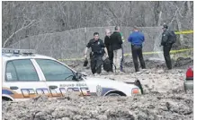  ?? MARCIAL GUAJARDO / ROUND ROCK LEADER ?? A Round Rock police offifficer carries items from a subdivisio­n site where human remains were found Friday. An FBI anthropolo­gist believes the remains are ancient, police say.