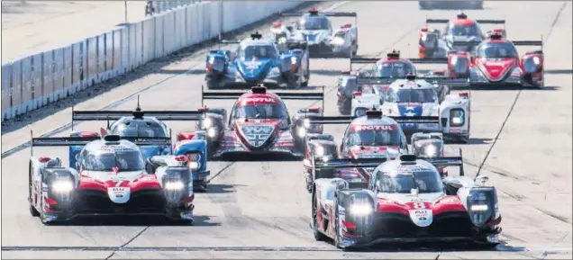  ??  ?? COMPAÑEROS Y RIVALES. El Toyota 7 y el 8 protagoniz­aron otro duelo por la victoria en Sebring que acabó cayendo del lado de Alonso, Buemi y Nakajima, más líderes del WEC.