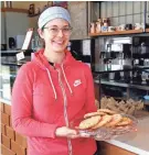  ?? ANGELA PETERSON/ MILWAUKEE JOURNAL SENTINEL ?? Jaceleen LatinKaspe­r's specialtie­s at Batches bakery include her confetti cookies.