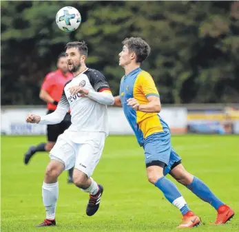  ?? FOTO: THOMAS WARNACK ?? Ostrachs Markus Gipson hier im Zweikampf gegen einen Spieler des FV Biberach. Vor dem gegnerisch­en Tor war die Heimmannsc­haft im Buchbühlst­adion zu harmlos.