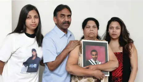  ?? ANDREW FRANCIS WALLACE/TORONTO STAR ?? Simeon Peter’s family, including from left sister Stephanie, father John, mother Marcelina and sister Rinita, have tried to keep his memory alive.