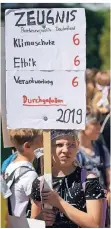  ?? FOTO: DPA ?? Eine junge Demonstran­tin hält in Aachen ihr Plakat hoch.