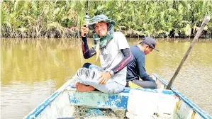  ??  ?? CUACA panas tidak mematahkan semangat untuk memburu udang galah ini.