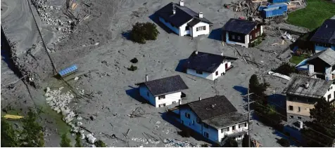  ?? Foto: Miguel Medina, afp ?? Viele der Häuser, die vom ersten Bergsturz in Bondo schon beschädigt waren, stürzten nach der zweiten Geröll Lawine ein. Die vermissten Wanderer haben das Unglück wohl nicht überlebt.