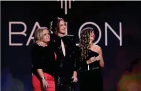  ?? AFP ?? Alexia junto a su mamá y su hermana, fue el momento emotivo de la gala.