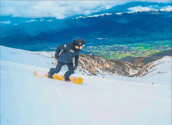  ?? FOTOS: BERNAT RIBERA ?? Bernat Ribera ya ha conseguido importante­s resultados en las categorías inferiores del snowboard cross y aspira a alcanzar la élite a nivel absoluto