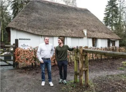  ?? © KOEN FASSEUR ?? Vader Patrick en zoon Jens voor de eeuwenoude Bremdonckh­oeve, die vanaf zaterdag 30 maart onderdak zal bieden aan hun crèmerie met de smaak van roomijs die al sinds 1921 onverander­d is gebleven.