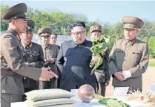  ??  ?? El líder norcoreano, Kim Jong-un, durante una visita a una granja. Las autoridade­s de EU afirman estar buscando el diálogo con el régimen.