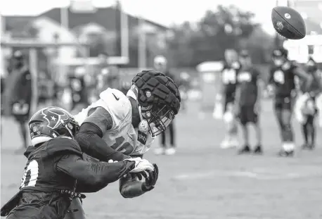  ?? Brett Coomer/Staff photograph­er ?? Linebacker Tae Davis, right, breaks up a pass meant for running back Darius Anderson during training camp Saturday in Houston.