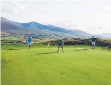  ??  ?? Der irische Castlegreg­ory Golfplatz hat ganzjährig geöffnet und liegt zwischen dem idyllische­n Lough Gill und der Brandon Bay.