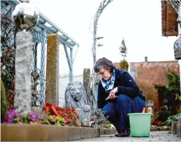  ?? Symbolfoto: Alexander Kaya ?? Stundenlan­ges Unkrautzup­fen in gebückter Haltung ist ganz schlecht für den Rücken. Besonders Senioren sollten öfter Pause ma chen.