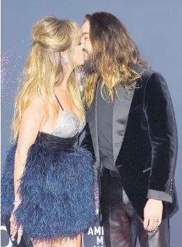  ?? AP ?? Heidi Klum and Tom Kaulitz kiss as they arrive at the American Music Awards.