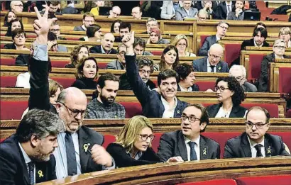  ?? ÀLEX GARCIA ?? Eduard Pujol (JxCat) assenyala abstenció, mentre que Sergi Sabrià (ERC) indica el vot a favor