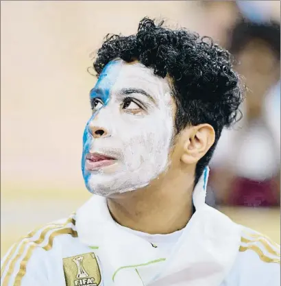  ?? WALEED ALI / REUTERS ?? Un fan del Real Madrid antes de la final de la Supercopa de España que se disputó ayer en Yida