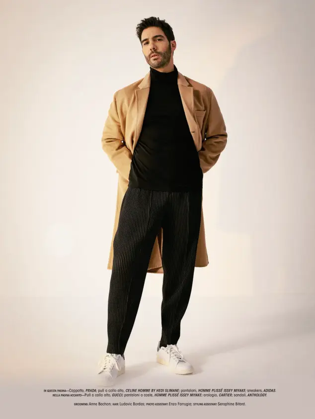  ??  ?? IN QUESTA Pagina—cappotto, PRADA; pull a collo alto, CELINE HOMME BY HEDI SLIMANE; pantaloni, HOMME PLISSÉ ISSEY MIYAKE; sneakers, ADIDAS. NELLA PAGINA ACCANTO—PULL a collo alto, GUCCI; pantaloni a coste, HOMME PLISSÉ ISSEY MIYAKE; orologio, CARTIER; sandali, ANTHOLOGY.
GROOMING: Anne Bochon; HAIR: Ludovic Bordas; PHOTO ASSISTANT: Enzo Farrugia; STYLING ASSISTANT: Seraphine Bitard.