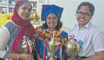  ?? Photo: Neelam Prasad ?? Maneeza Khan (middle) with mum Kamruj Jahan (left) and sister Mudiha Khan (right) at Jai Narayan College Hall on october 16, 2018.