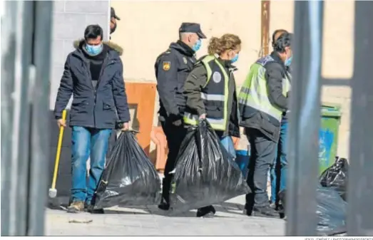  ?? JESÚS JIMÉNEZ / PHOTOGRAPH­ERSSPORTS ?? Agentes de la Policía Nacional sacan bolsas de marihuana de una redada en la zona Norte de Granada capital.