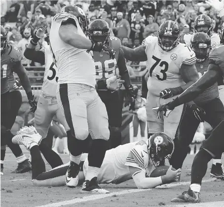  ?? GARY McCULLOUGH/THE ASSOCIATED PRESS ?? Pittsburgh Steelers quarterbac­k Ben Roethlisbe­rger dives over the goal-line for what proved to be the game-winning touchdown with just seconds to go in a 20-16 win over the Jacksonvil­le Jaguars Sunday after the Steelers trailed 16-0 at one point.